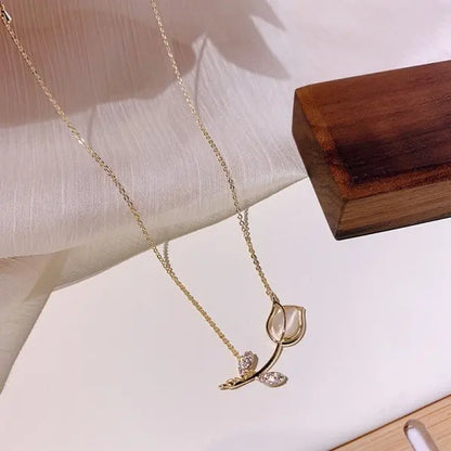 Women’s Pearl Flower Necklace
