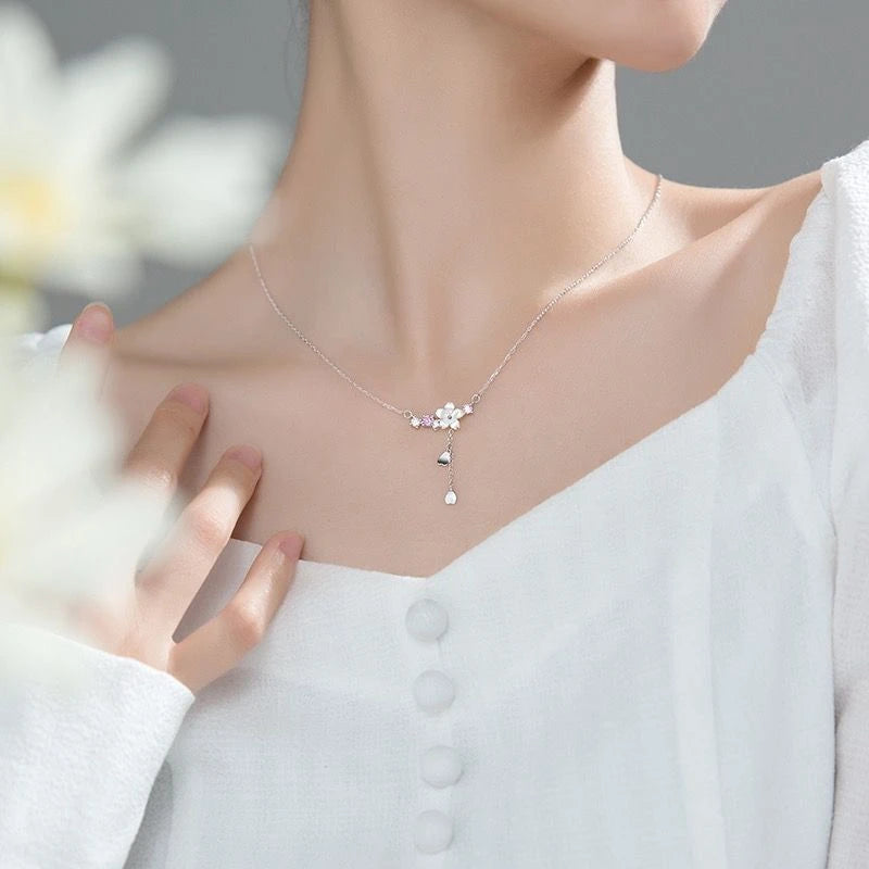Women’s Pearl Flower Necklace