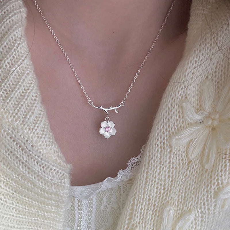 Women’s Pearl Flower Necklace