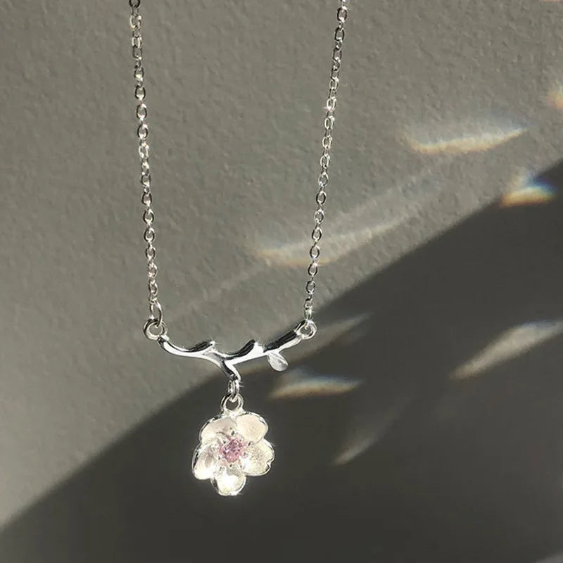 Women’s Pearl Flower Necklace