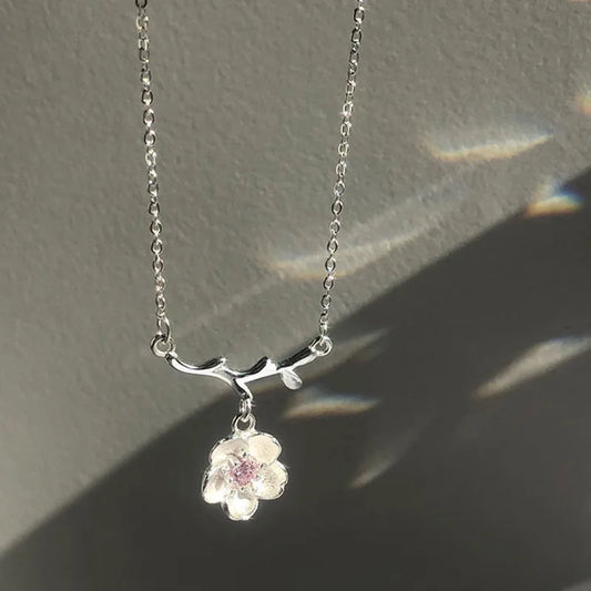 Women’s Pearl Flower Necklace